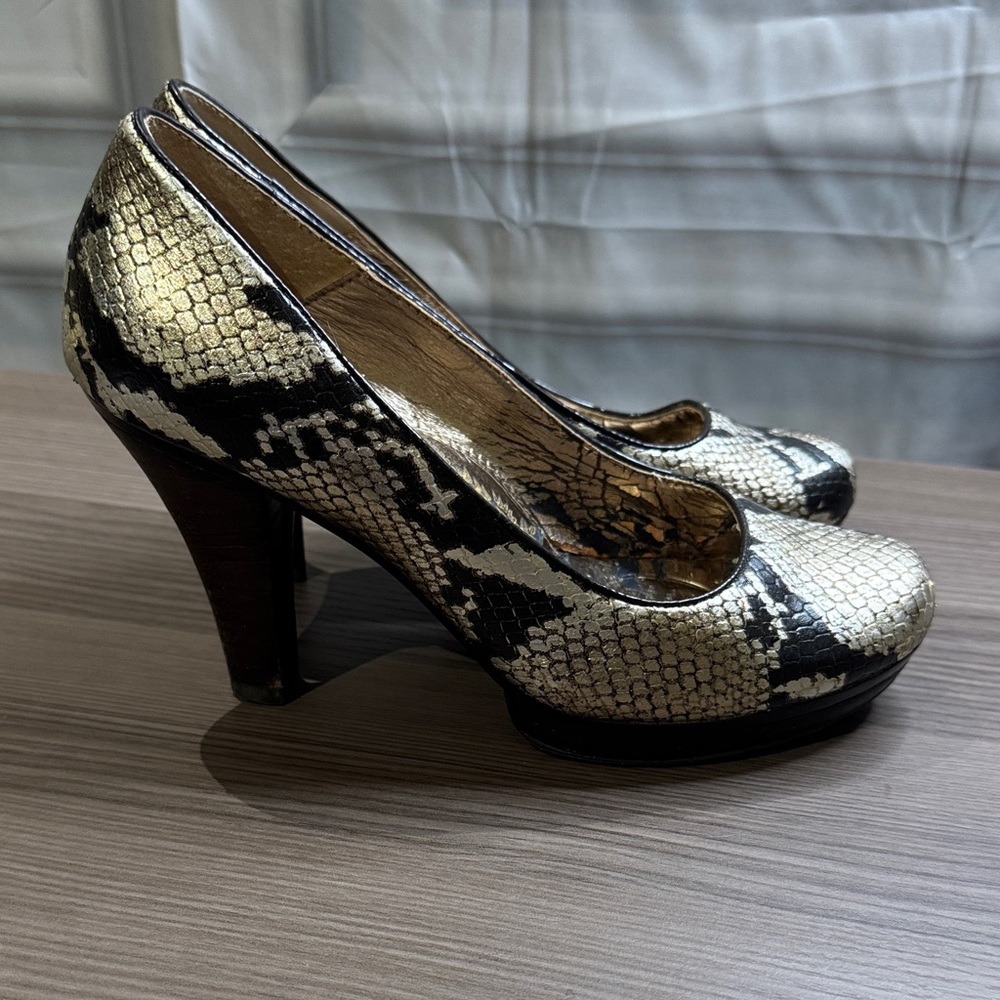 Sofft Women's Elegant Black and Gold Snake print Heels - Picture 3 of 12